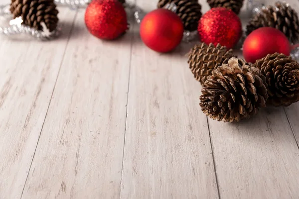 Cones Pinheiro Bolas Natal Vermelho Para Decoração Natal Fundo Madeira — Fotografia de Stock