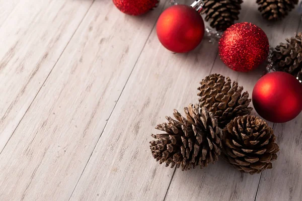 Cones Pinheiro Bolas Natal Vermelho Para Decoração Natal Fundo Madeira — Fotografia de Stock