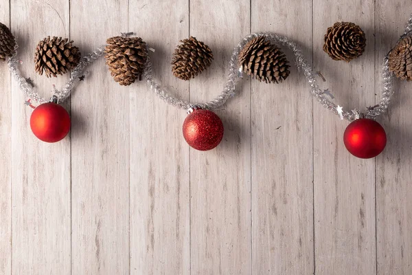 Cones Pinheiro Bolas Natal Vermelho Para Decoração Natal Fundo Madeira — Fotografia de Stock