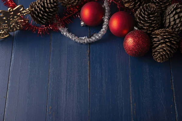 Cones Pinheiro Bolas Natal Vermelho Para Decoração Natal Fundo Madeira — Fotografia de Stock