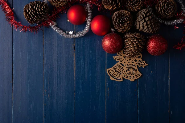 Cones Pinheiro Bolas Natal Vermelho Para Decoração Natal Fundo Madeira — Fotografia de Stock