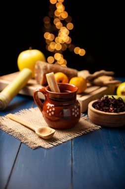 Ponche de Frutas. Noel meyveli punç Meksika 'da geleneksel olarak postalar ve Noel zamanı tüketilen bir karışım.