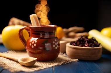 Ponche de Frutas. Noel meyveli punç Meksika 'da geleneksel olarak postalar ve Noel zamanı tüketilen bir karışım.