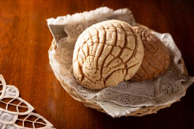 Conchas. Meksika usulü tatlı ekmek, deniz kabuğu görünümlü genellikle kahvaltıda kahve ya da sıcak çikolatayla yenir..