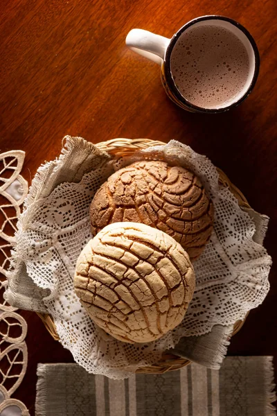 Conchas 墨西哥甜面包卷 外型似贝壳 早餐时通常与咖啡或热巧克力一起食用 或作为下午小吃 — 图库照片