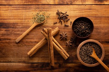 Tahta kırsal alanda çeşitli baharatların seçimi. Biber, kakule, karanfil, tarçın, yıldız anis, susuz maydanoz.