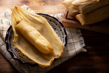 Meksika ve bazı Latin Amerika ülkelerinin tipik antipatik yemekleri. Mısır yaprağına sarılmış mısır hamuru. Tamaleler buğulandı.. 