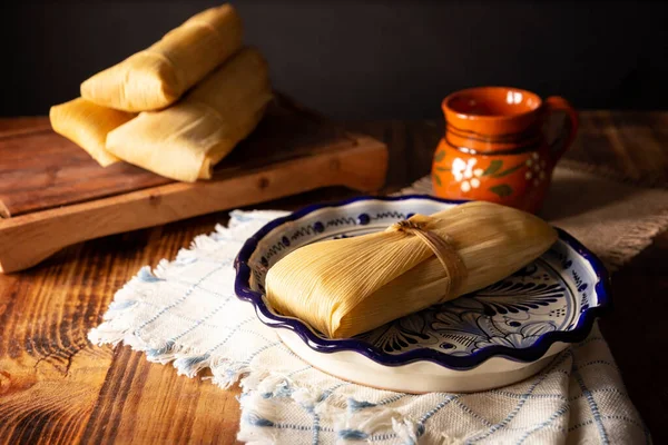 メキシコやラテンアメリカの一部の国の典型的なプレヒスパニック料理 トウモロコシの葉に包まれたコーン生地 タマレスは蒸される — ストック写真
