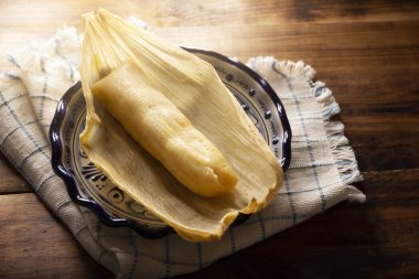 Tamale. Meksika ve bazı Latin Amerika ülkelerinin tipik antipatik yemekleri. Mısır yaprağına sarılmış mısır hamuru. Tamaleler buğulandı.. 
