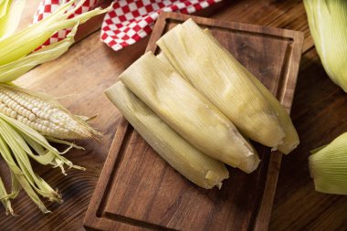 Tamales de Elote, diğer adıyla Uchepos. Tipik Meksika yemeği. Yeşil salsa ile servis edilebilir ve yanında ekşi krema ya da karamel kaplı bir tatlı olarak servis edilebilir.
