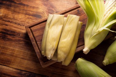 Tamales de Elote, diğer adıyla Uchepos. Tipik Meksika yemeği. Yeşil salsa ile servis edilebilir ve yanında ekşi krema ya da karamel kaplı bir tatlı olarak servis edilebilir.