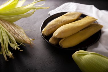 Tamales de Elote, diğer adıyla Uchepos. Tipik Meksika yemeği. Yeşil salsa ile servis edilebilir ve yanında ekşi krema ya da karamel kaplı bir tatlı olarak servis edilebilir.