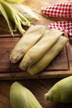 Tamales de Elote, diğer adıyla Uchepos. Tipik Meksika yemeği. Yeşil salsa ile servis edilebilir ve yanında ekşi krema ya da karamel kaplı bir tatlı olarak servis edilebilir.
