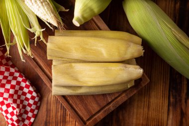 Tamales de Elote, diğer adıyla Uchepos. Tipik Meksika yemeği. Yeşil salsa ile servis edilebilir ve yanında ekşi krema ya da karamel kaplı bir tatlı olarak servis edilebilir.