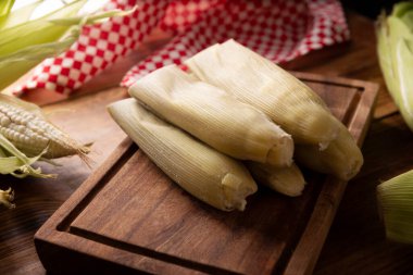 Tamales de Elote, diğer adıyla Uchepos. Tipik Meksika yemeği. Yeşil salsa ile servis edilebilir ve yanında ekşi krema ya da karamel kaplı bir tatlı olarak servis edilebilir.