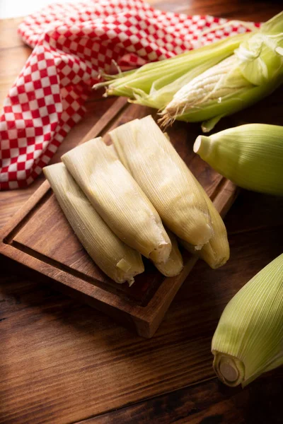 Tamales de Elote, diğer adıyla Uchepos. Tipik Meksika yemeği. Yeşil salsa ile servis edilebilir ve yanında ekşi krema ya da karamel kaplı bir tatlı olarak servis edilebilir.