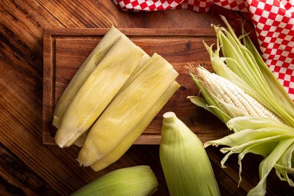 Tamales de Elote, diğer adıyla Uchepos. Tipik Meksika yemeği. Yeşil salsa ile servis edilebilir ve yanında ekşi krema ya da karamel kaplı bir tatlı olarak servis edilebilir.