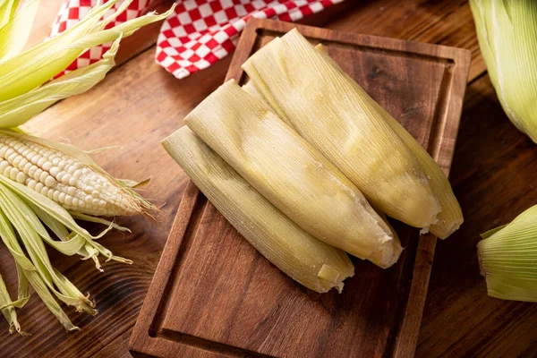 Tamales de Elote, diğer adıyla Uchepos. Tipik Meksika yemeği. Yeşil salsa ile servis edilebilir ve yanında ekşi krema ya da karamel kaplı bir tatlı olarak servis edilebilir.