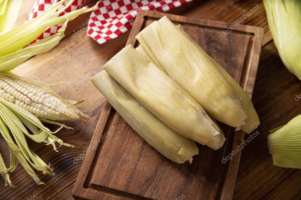 Tamales de Elote, también llamado Uchepos. Plato típico mexicano. Se puede servir con salsa