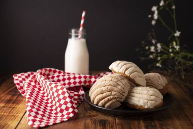 Conchas. Meksika usulü tatlı ekmek, deniz kabuğu görünümlü genellikle kahvaltıda kahve ya da sıcak çikolatayla yenir..