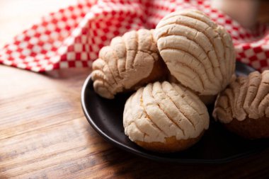 Conchas. Meksika usulü tatlı ekmek, deniz kabuğu görünümlü genellikle kahvaltıda kahve ya da sıcak çikolatayla yenir..