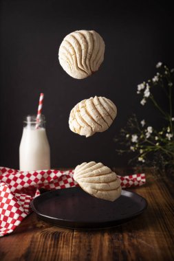Uçan Conchas. Meksika usulü tatlı ekmek, deniz kabuğu görünümlü genellikle kahvaltıda kahve ya da sıcak çikolatayla yenir..