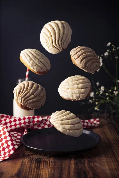 Conchas面包的创意形象 墨西哥甜面包卷 外型似贝壳 早餐时通常与咖啡或热巧克力一起食用 或作为下午小吃 — 图库照片