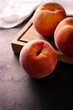 Tam olgun şeftaliler (Prunus persica) kırsal kesim tahtasında. Resmi kapat