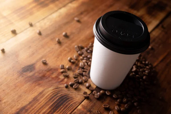 Papiertasse Kaffee Zum Mitnehmen Mit Kaffeebohnen Auf Rustikalem Holztisch Mit — Stockfoto