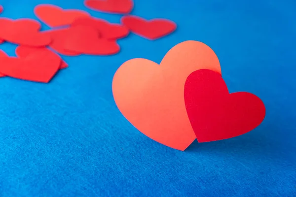 Papiergeschnittene Rote Herzformen Auf Blauem Strukturiertem Hintergrund Mit Kopierraum Konzeptbild — Stockfoto