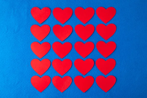 Синьому Текстурованому Фоні Вирізьблені Червоні Серця Концептуальний Образ День Святого — стокове фото