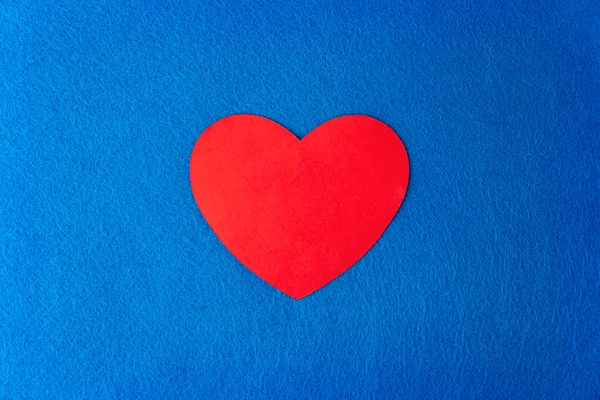 Papír Vágott Piros Szív Alakú Kék Texturált Háttér Másolási Hely — Stock Fotó