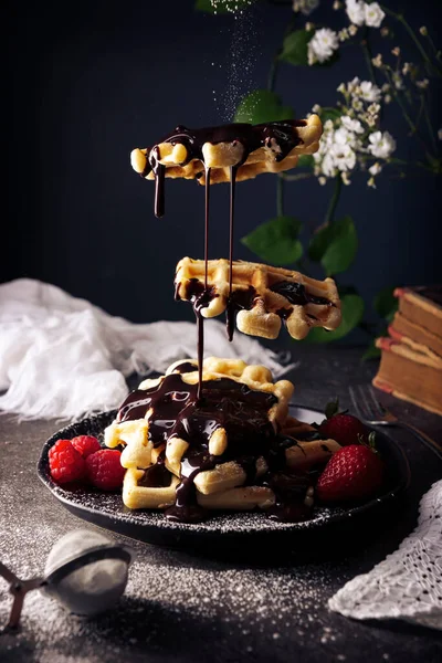 Imagen Creativa Gofres Caseros Levitando Con Chocolate Líquido Frutas Azúcar — Foto de Stock