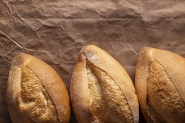 Bolillos. Geleneksel Meksika pastanesi. Genellikle yiyeceğe eşlik eden beyaz ekmek ve Tortas adlı Meksika sandviçlerini hazırlamak için kullanılır..