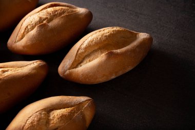 Bolillos. Geleneksel Meksika pastanesi. Genellikle yiyeceğe eşlik eden beyaz ekmek ve Tortas adlı Meksika sandviçlerini hazırlamak için kullanılır..