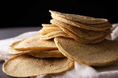 Mısır Tortillası. Nixtamated corn ile yapılan yiyecekler, birkaç Amerikan ülkesinde temel gıda, birçok Latin Amerika yemeklerinde temel bir unsur..