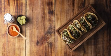 Tacos de Suadero 'da. Mısır tortilla 'sında kızarmış et. Geleneksel olarak kişniş, soğan ve baharatlı kırmızı sos eşliğinde CDMX, Meksika 'dan sokak yemekleri. 