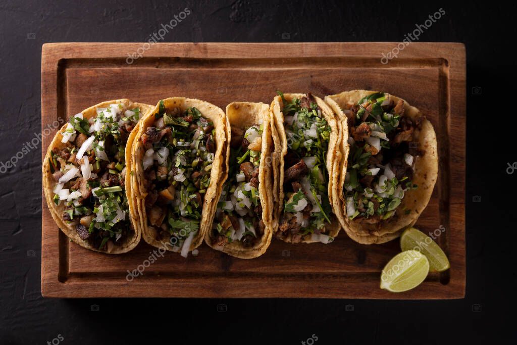 Tacos de Suadero. Carne frita en una tortilla de maíz. Comida callejera