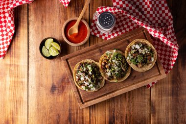 Tacos de Suadero 'da. Mısır tortilla 'sında kızarmış et. Geleneksel olarak kişniş, soğan ve baharatlı kırmızı sos eşliğinde CDMX, Meksika 'dan sokak yemekleri. 