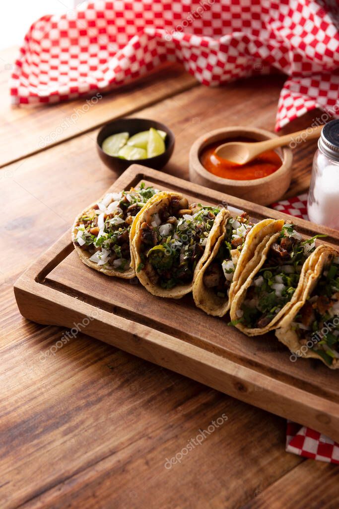 Tacos de Suadero. Carne frita en una tortilla de maíz. Comida callejera