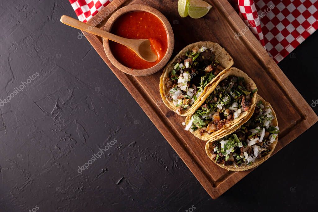 Tacos de Suadero. Carne frita en una tortilla de maíz. Comida callejera