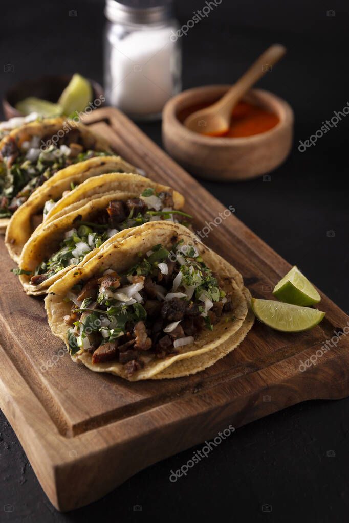 Tacos de Suadero. Carne frita en una tortilla de maíz. Comida callejera