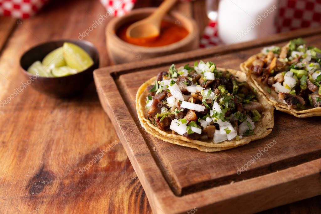Tacos de Suadero. Carne frita en una tortilla de maíz. Comida callejera