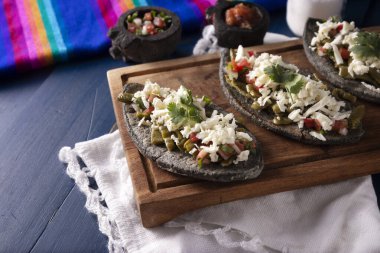 Nopales 'li Tlacoyos. Meksika öncesi İspanyol yemeği. Mavi mısır unlu börek. İçi yeniden kızartılmış fasulye dolu. Meksika 'da popüler sokak yemekleri.