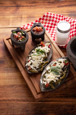 Tlacoyos ve Nopales. Meksika öncesi İspanyol yemeği. Mavi mısır unlu börek. İçi yeniden kızartılmış fasulye dolu. Meksika 'da popüler sokak yemekleri.
