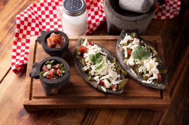 Nopales ve Cheese 'li Tlacoyos. Meksika öncesi İspanyol yemeği. Mavi mısır unlu börek. İçi yeniden kızartılmış fasulye dolu. Meksika 'da popüler sokak yemekleri.