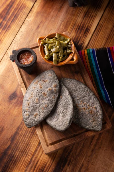 Tlacoyos Mexikanische Vorspanische Gericht Aus Blauem Maismehl Patty Mit Gebackenen — Stockfoto