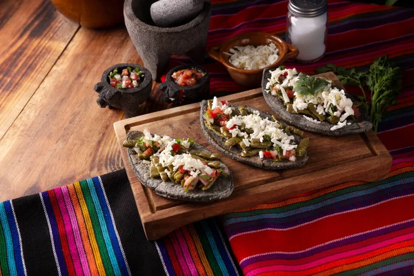 Tlacoyos Met Nopales Mexicaanse Pre Spaanse Schotel Gemaakt Van Blauwe — Stockfoto