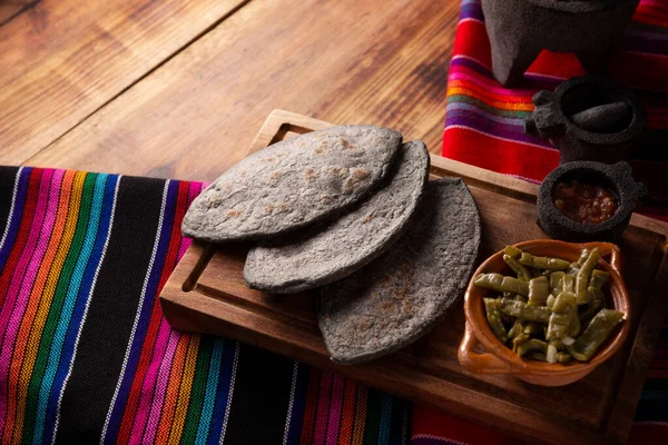 Tlacoyos Und Nopales Mexikanische Vorspanische Gericht Aus Blauem Maismehl Patty — Stockfoto