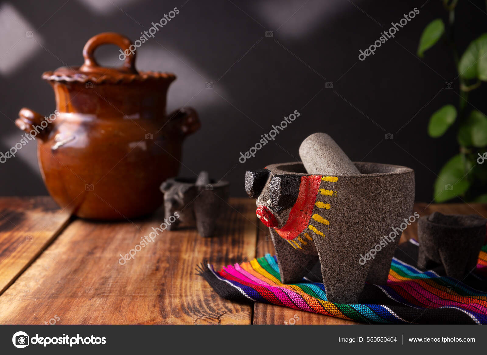Molcajete Versión Mexicana Tradicional Mortero Mortero Hecho Mano Piedra  Volcánica: fotografía de stock © hayaship #550550404